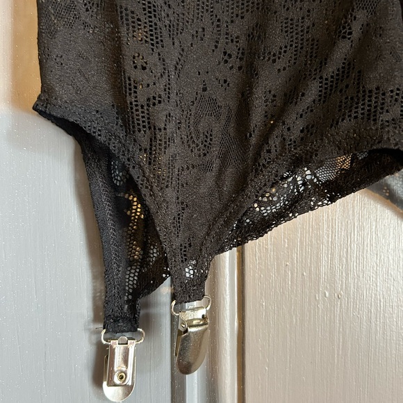 🆕 UO Silence and Noise lace garter shorts - Picture 2 of 4